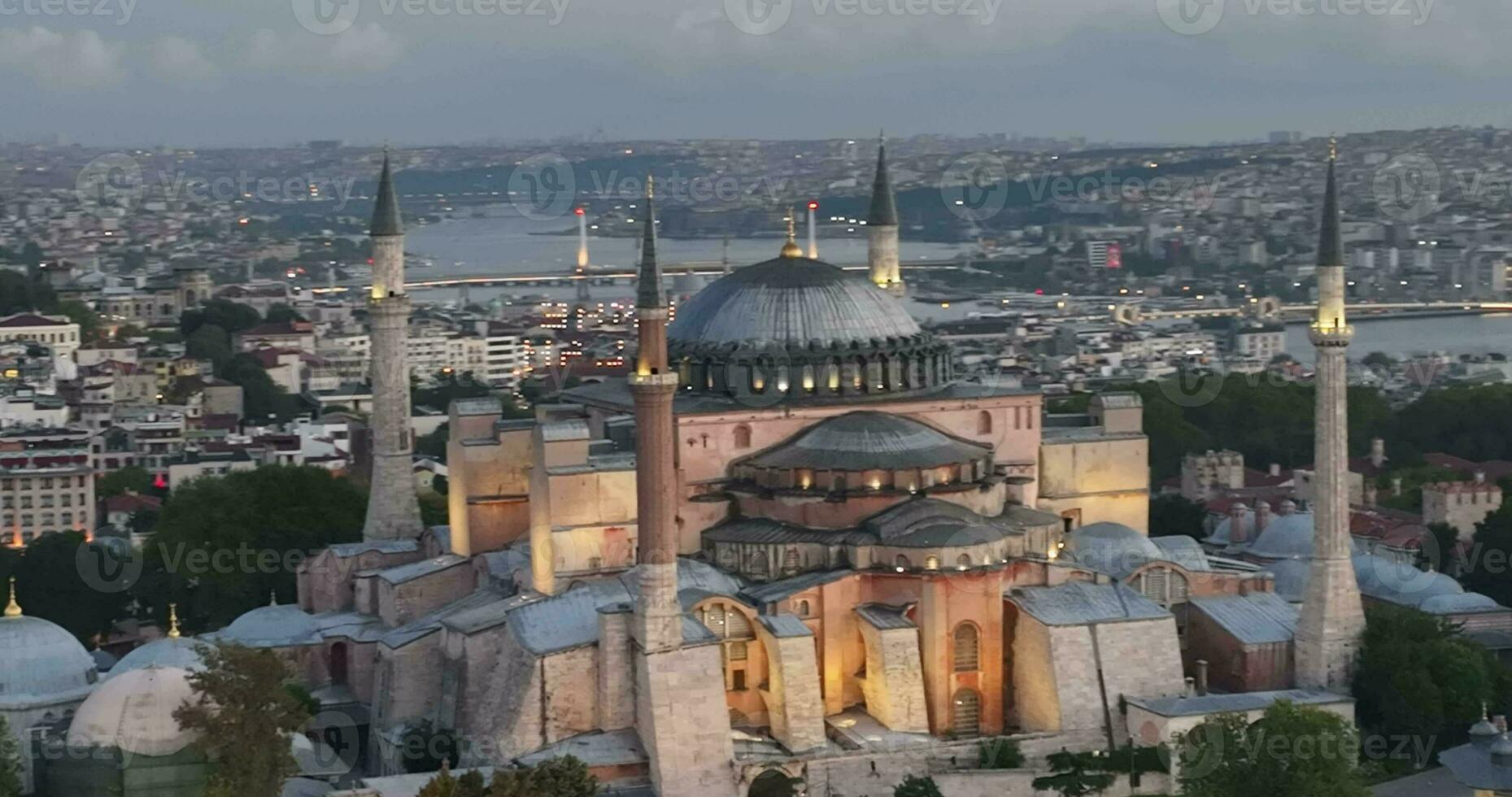 istanbul, Kalkon. sultanahmet område med de blå moské och de hagia sophia med en gyllene horn och bosphorus bro i de bakgrund på soluppgång. foto