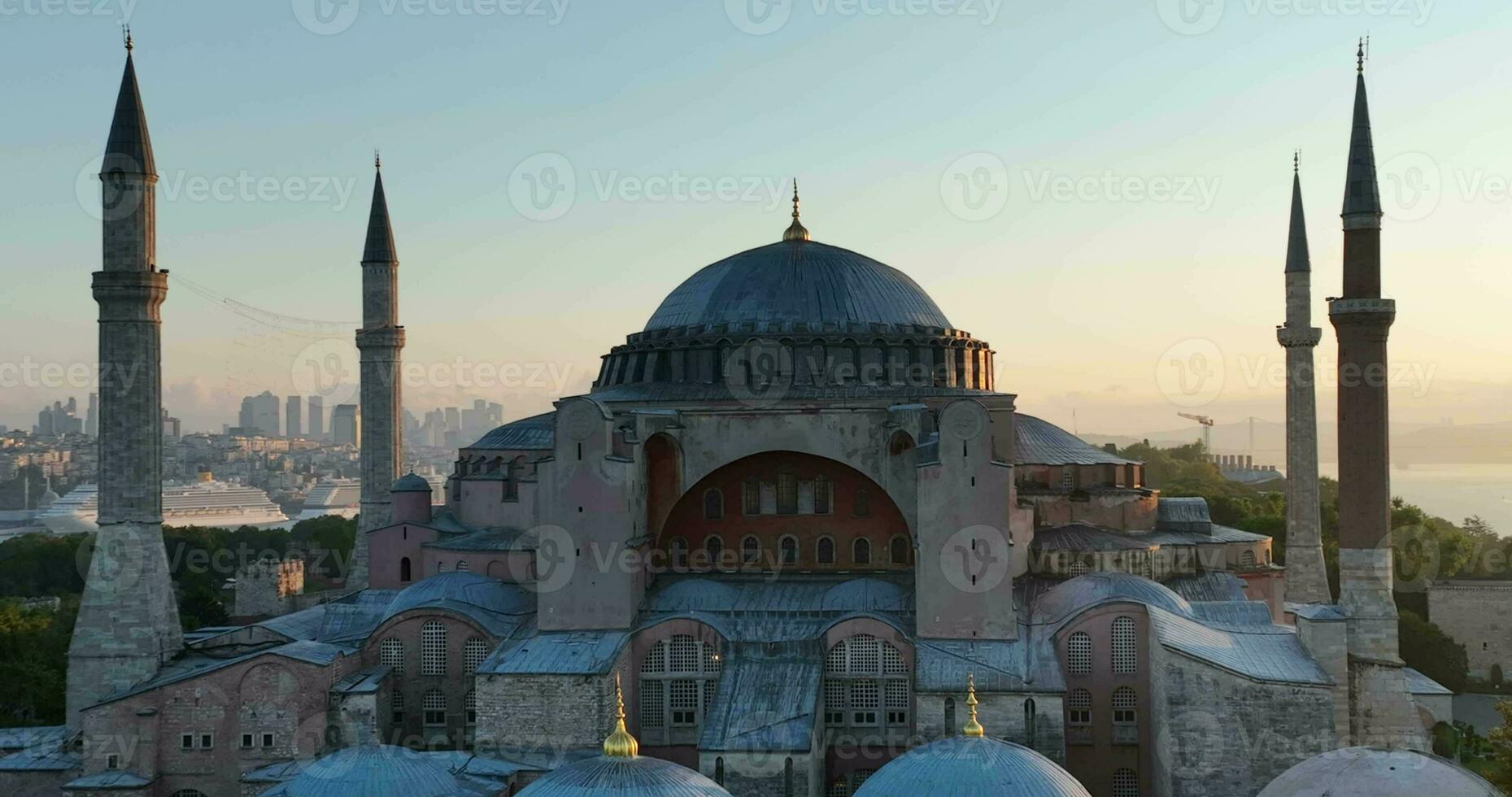 istanbul, Kalkon. sultanahmet med de blå moské och de hagia sophia med en gyllene horn på de bakgrund på soluppgång. filmiska antenn se. foto