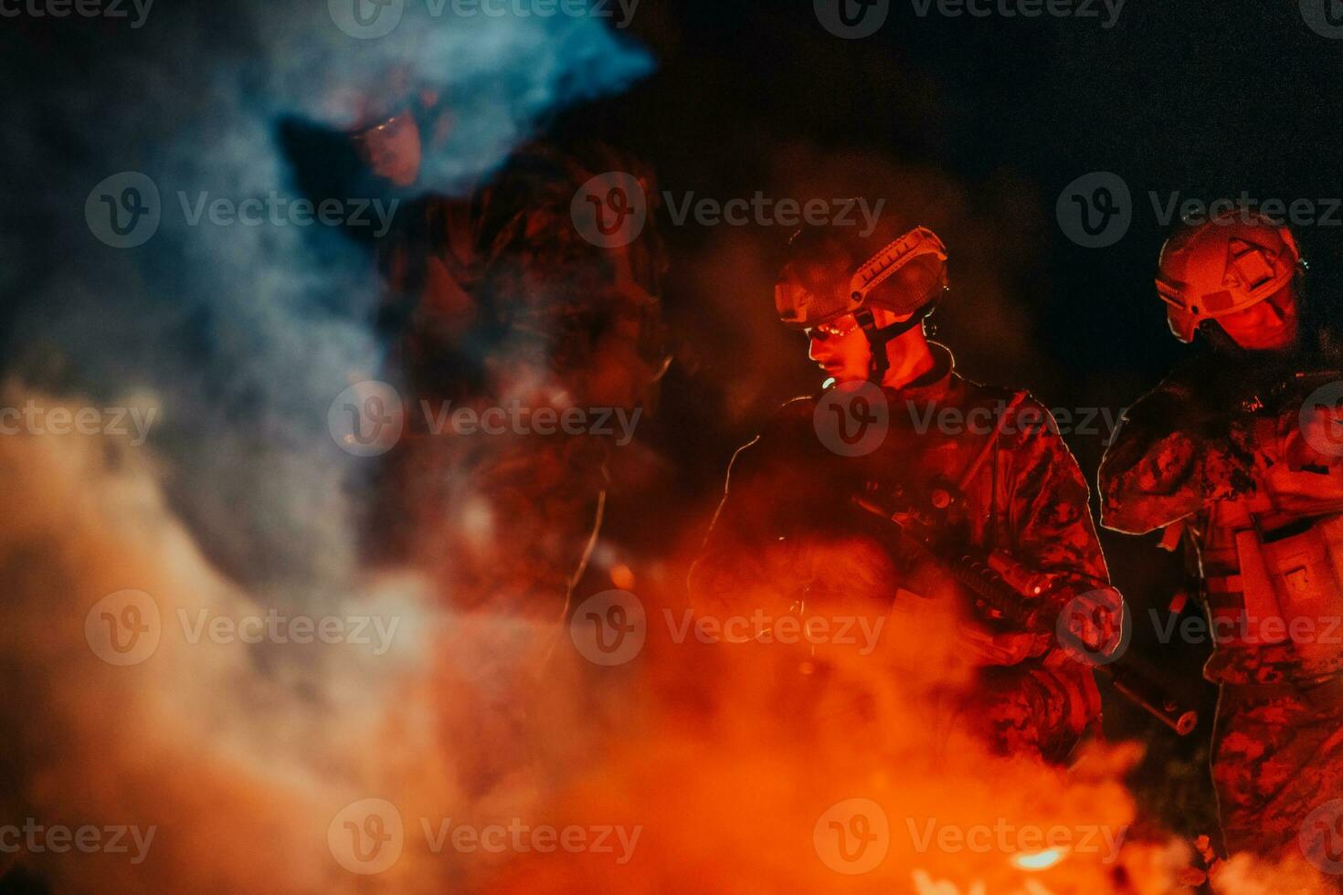 soldater trupp i verkan på natt uppdrag använder sig av laser syn stråle lampor militär team begrepp foto