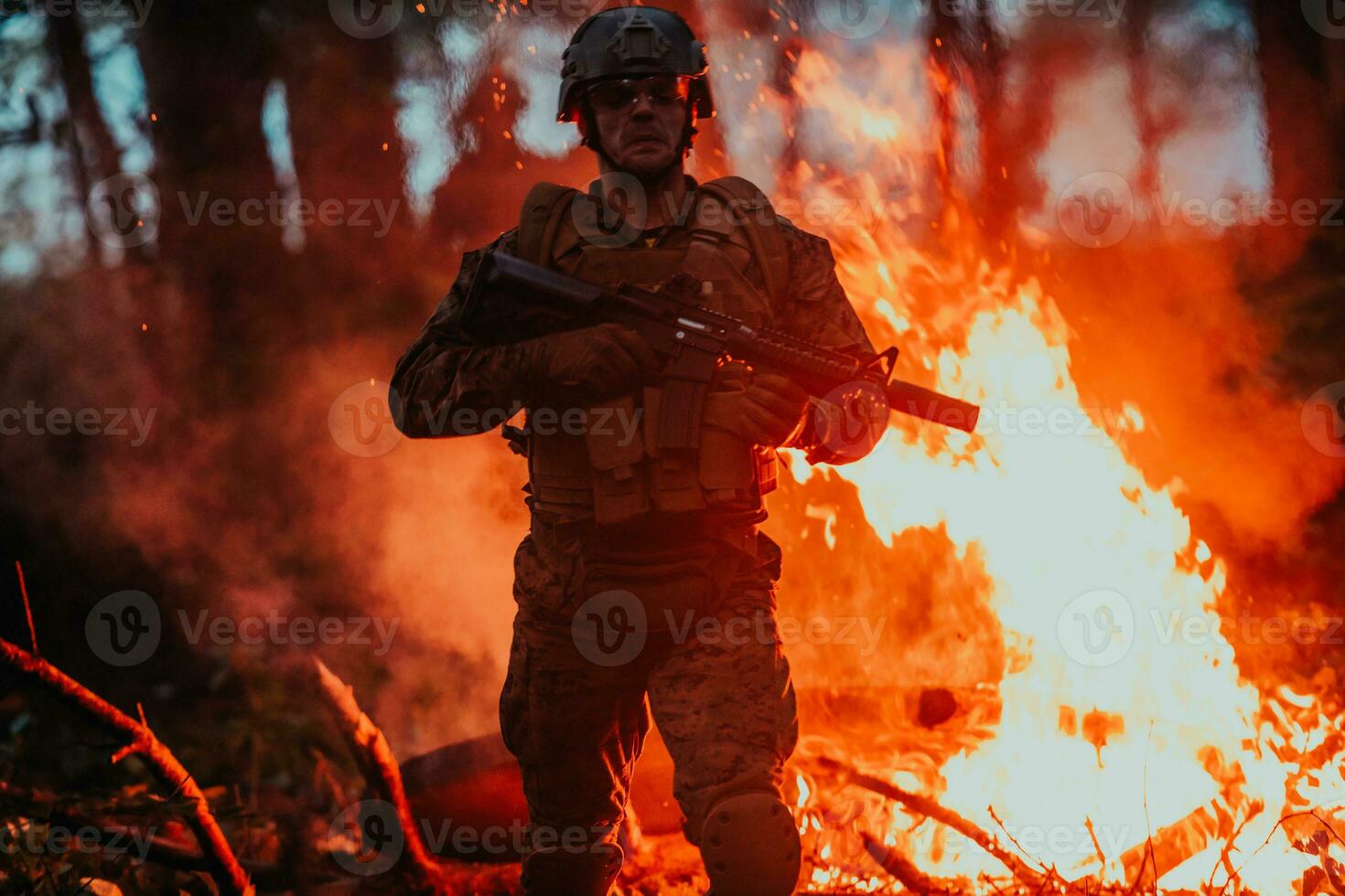 soldat i verkan på natt i de skog område. natt tid militär uppdrag Hoppar över brand foto