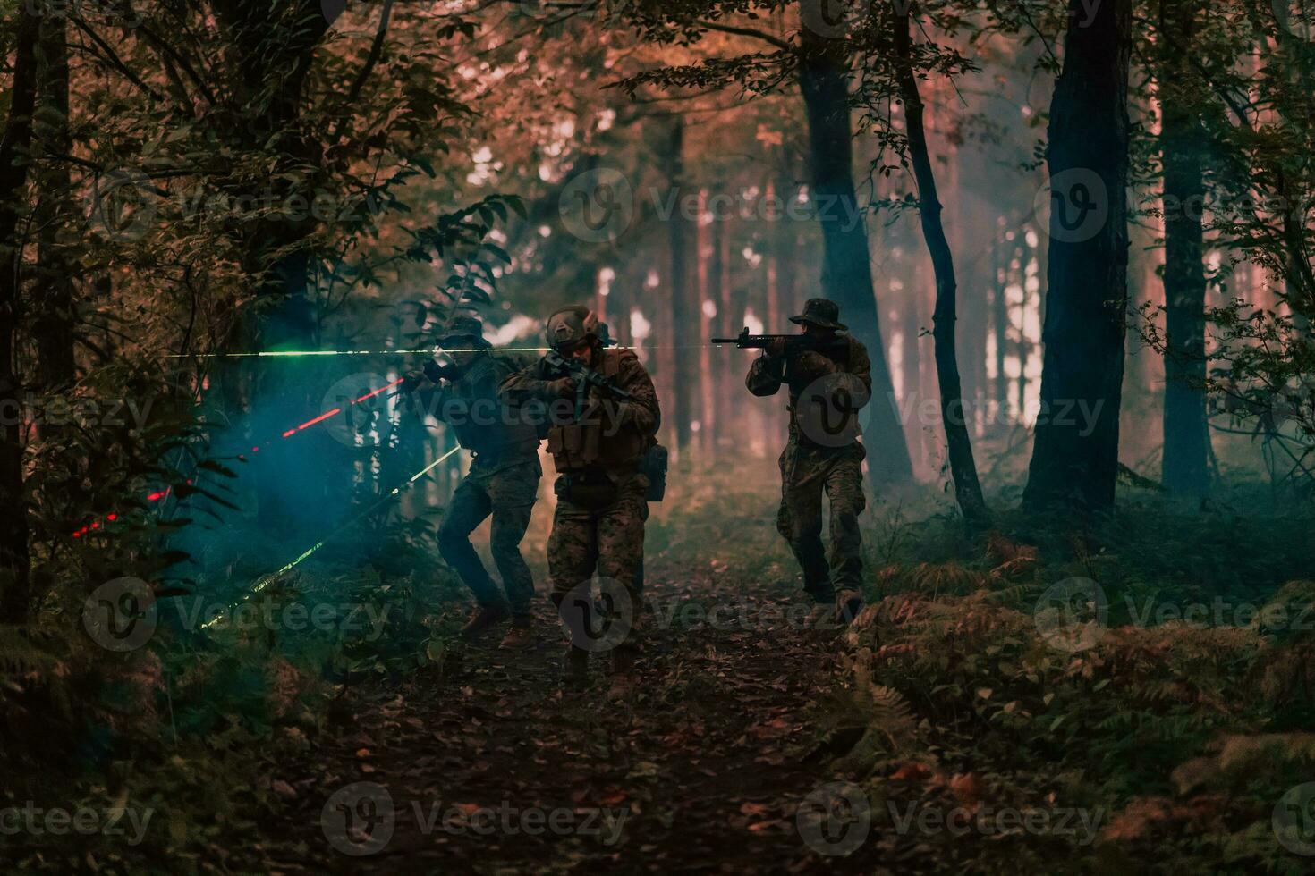 soldater trupp i verkan på natt uppdrag använder sig av laser syn stråle lampor militär team begrepp foto
