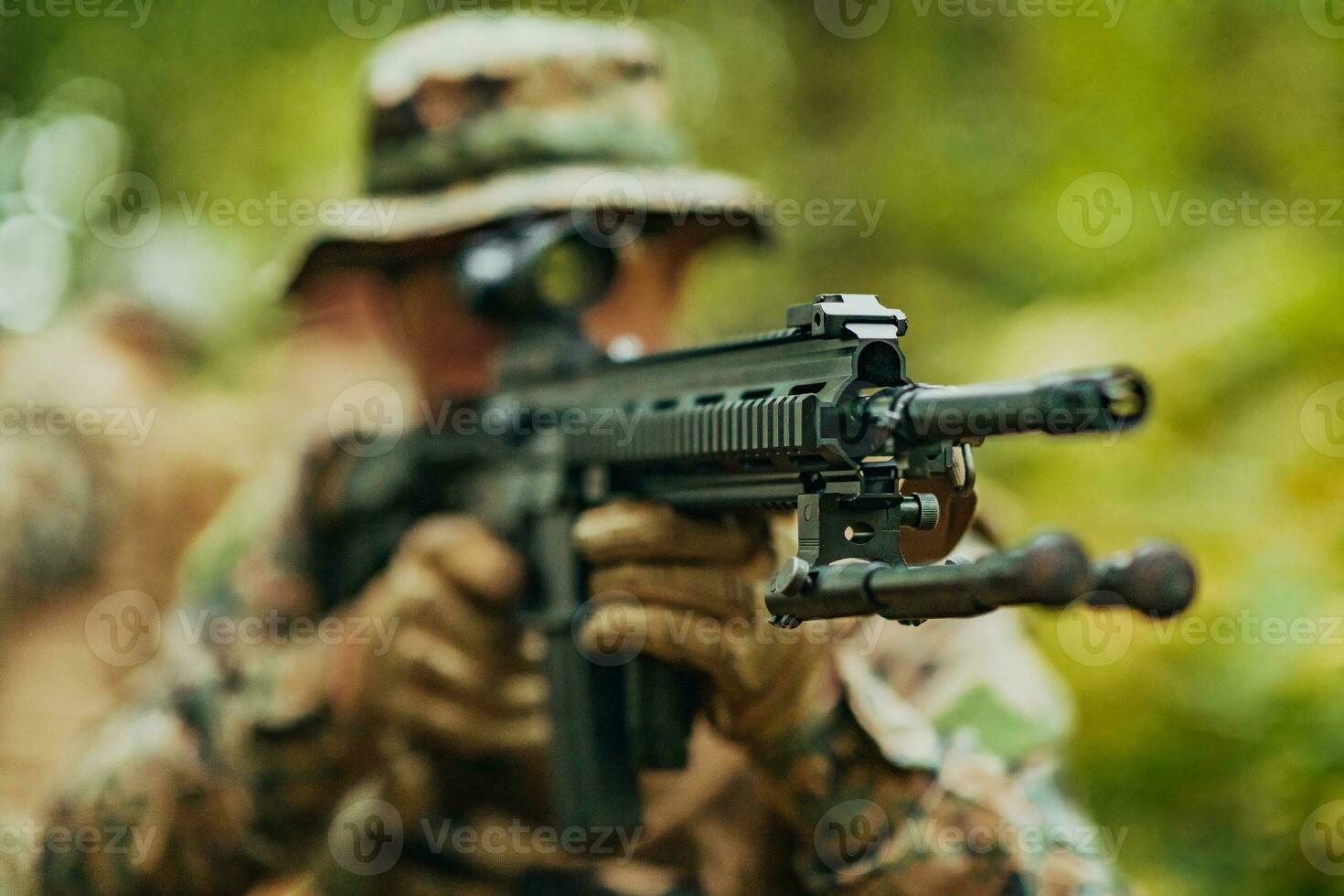 en modern krigföring soldat på krig plikt i tät och farlig skog områden. farlig militär rädda operationer foto