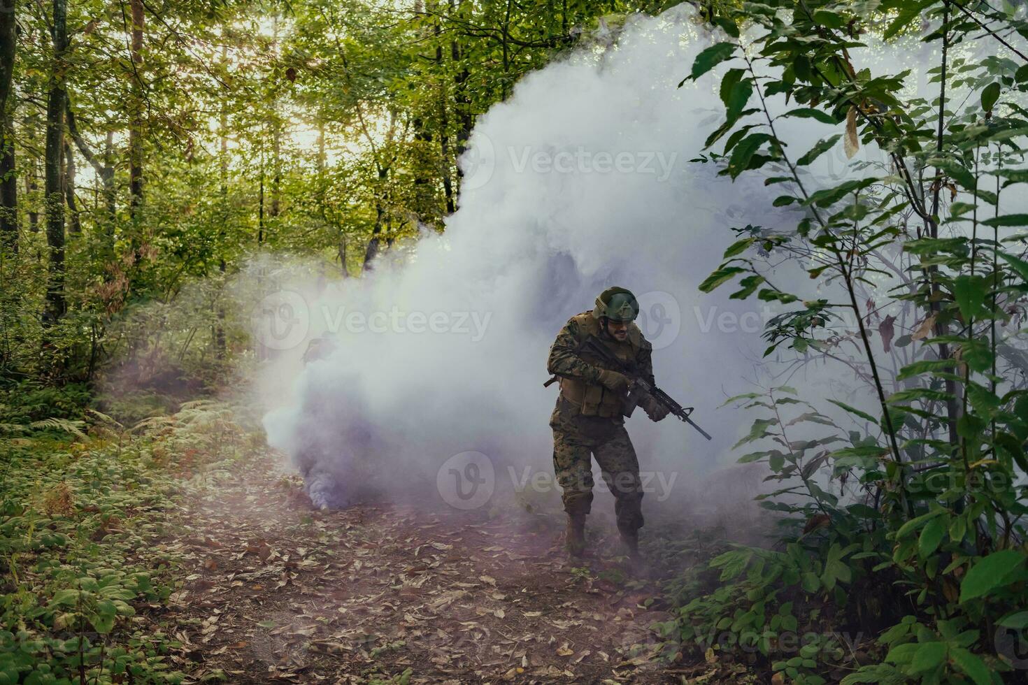slåss av de militär i de krig. militär trupper i de rök foto