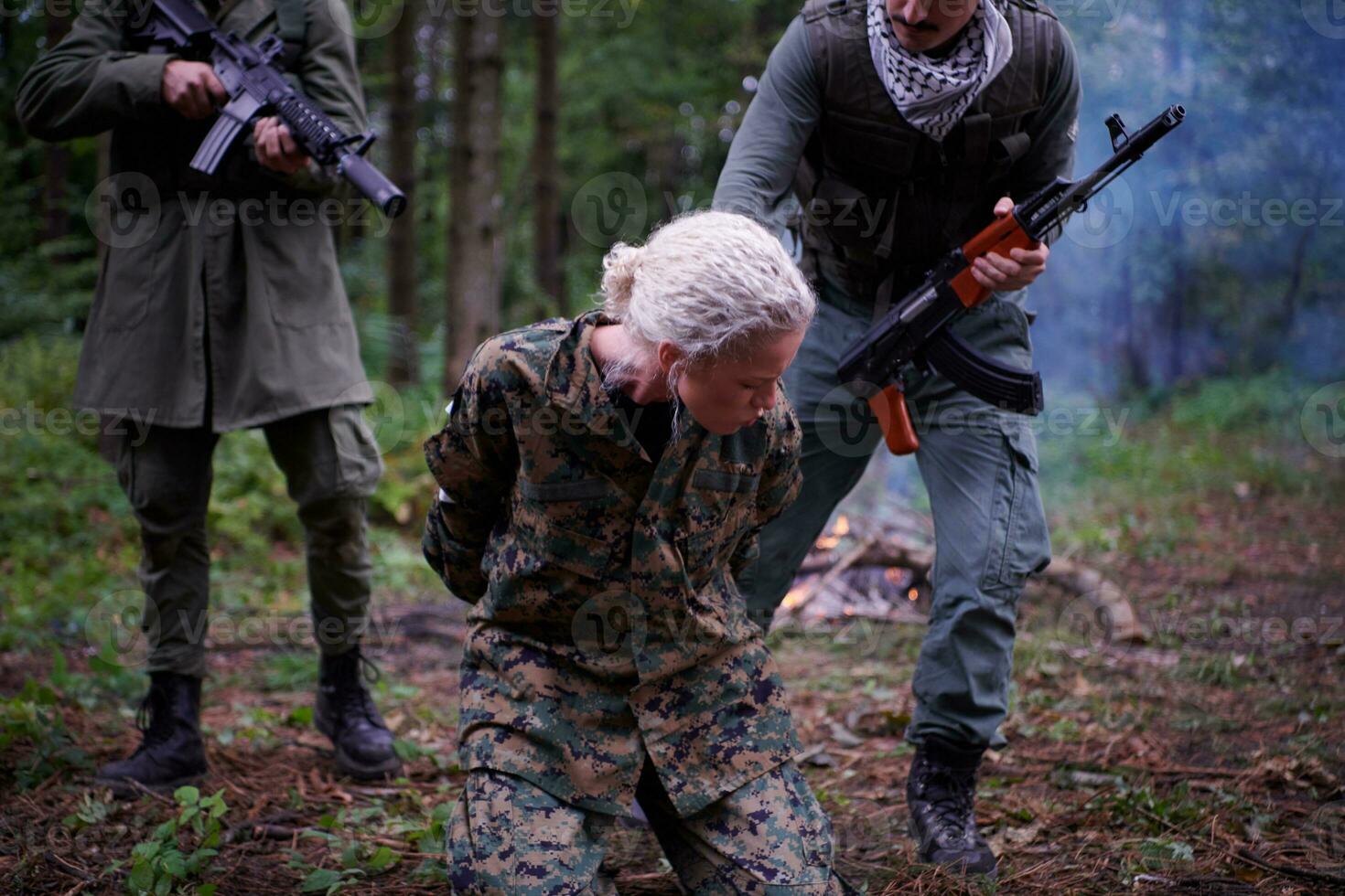 terrorister var fånga Levande kvinna soldat foto