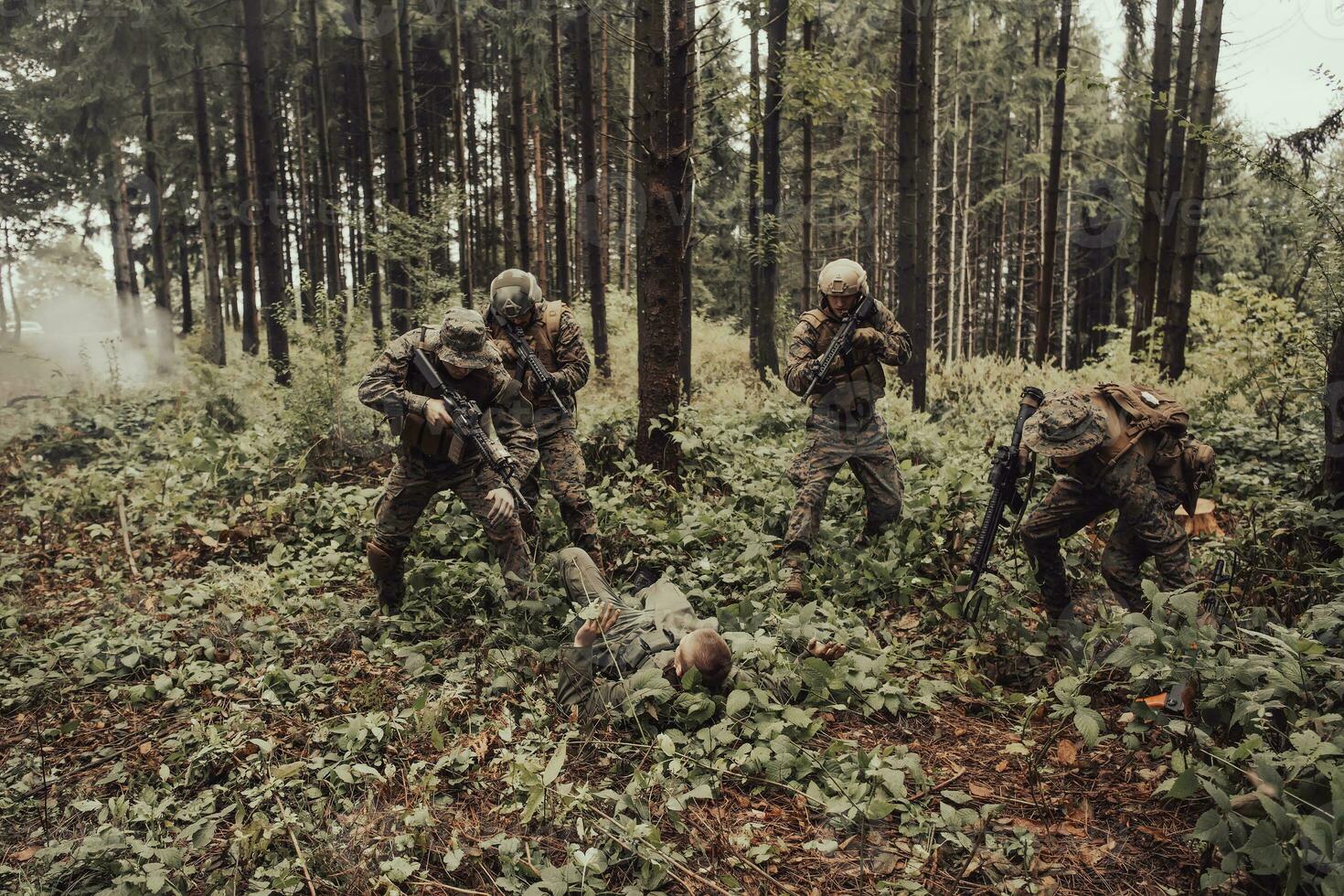 soldater trupp var fånga Levande terrorist och förhör dem på dem på särskild taktik våldsam sätt foto