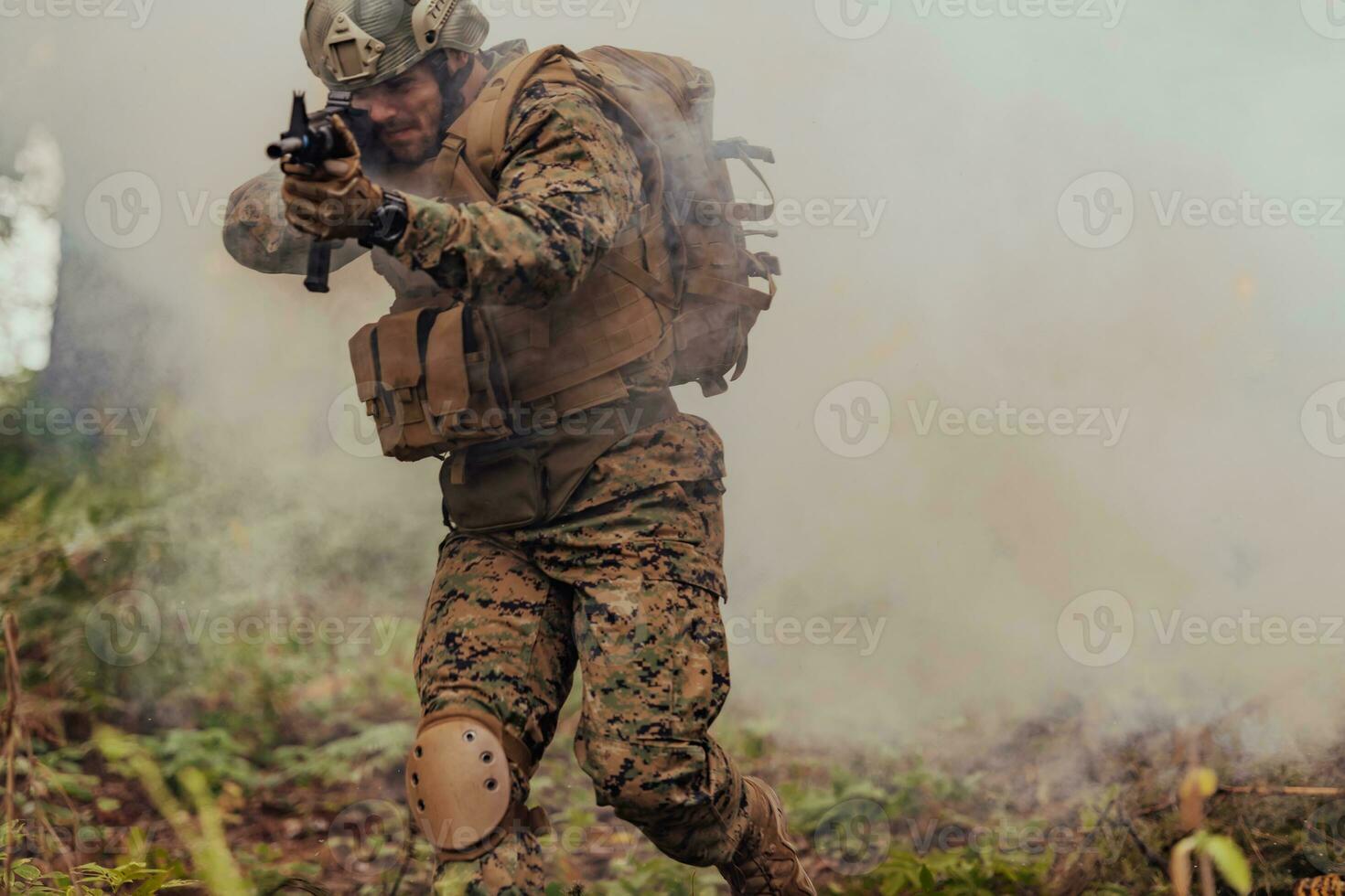 en soldat kämpar i en krigsskog område omgiven förbi brand foto