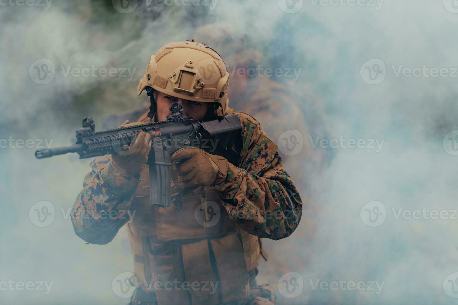 en soldat kämpar i en krigsskog område omgiven förbi brand foto