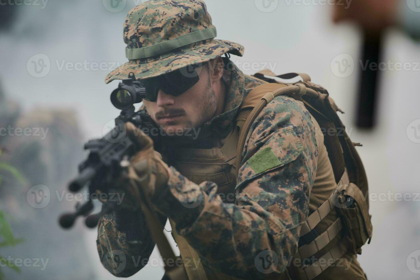 soldat i verkan siktar på vapen laser syn optik foto