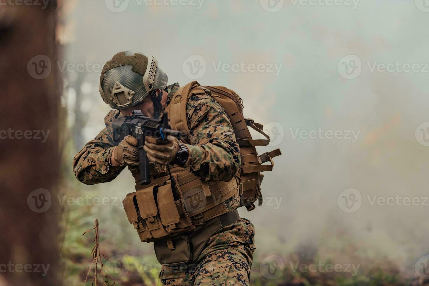 en soldat kämpar i en krigsskog område omgiven förbi brand foto