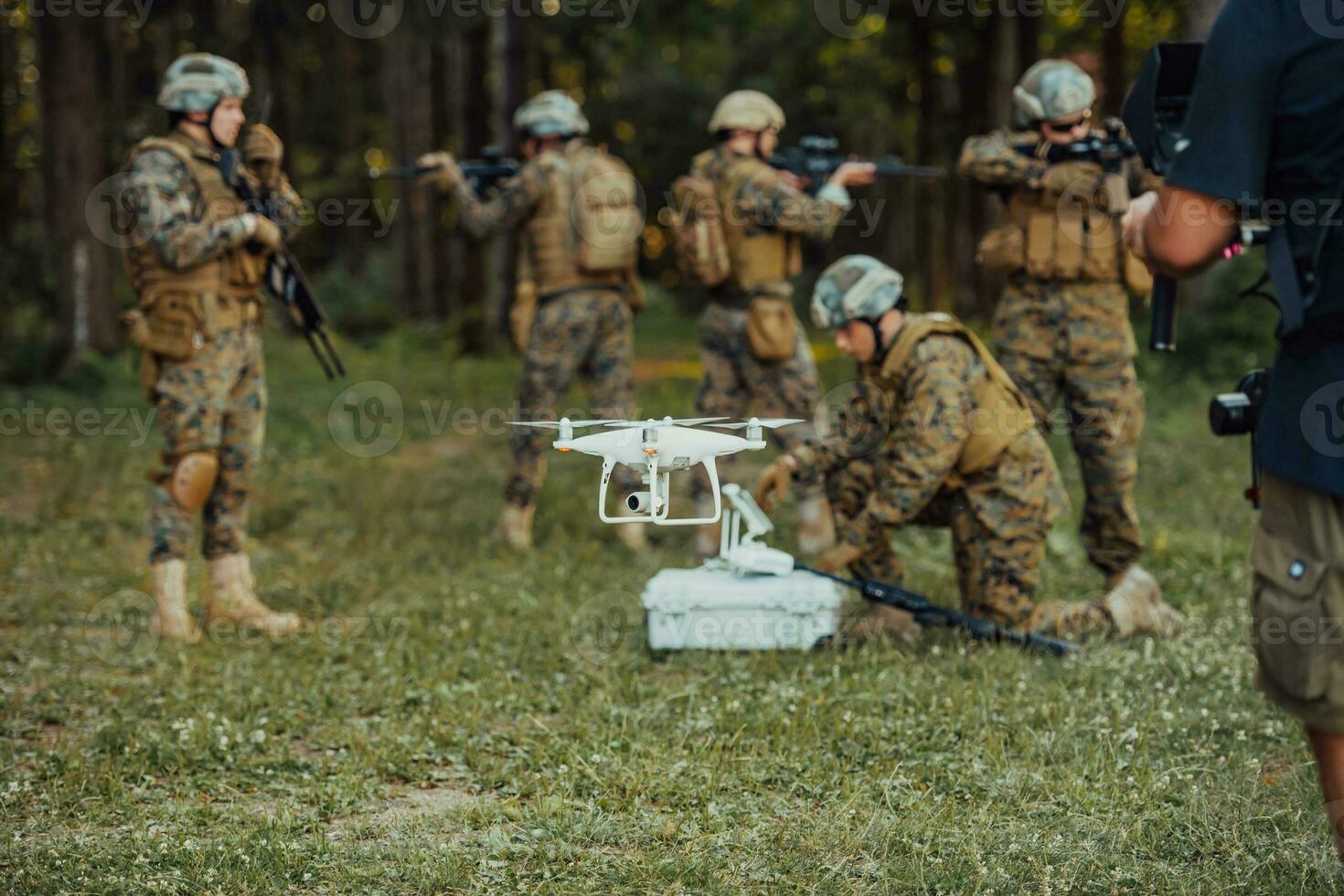 modern krigföring soldater trupp är använder sig av Drönare för scouting och övervakning under militär drift i de skog. foto