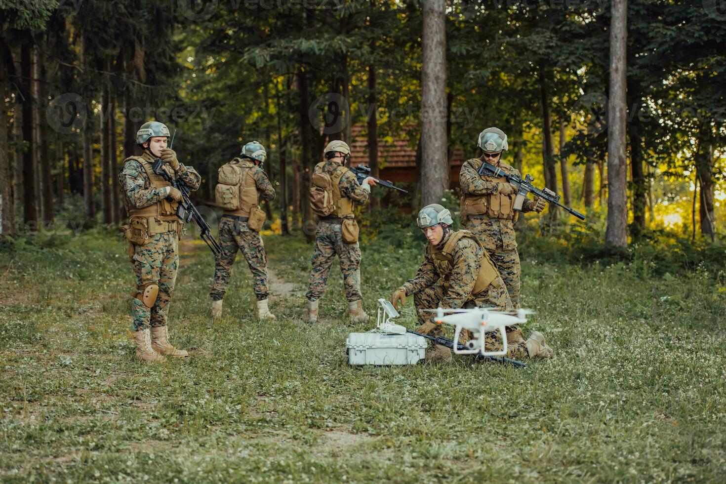 modern krigföring soldater trupp är använder sig av Drönare för scouting och övervakning under militär drift i de skog. foto