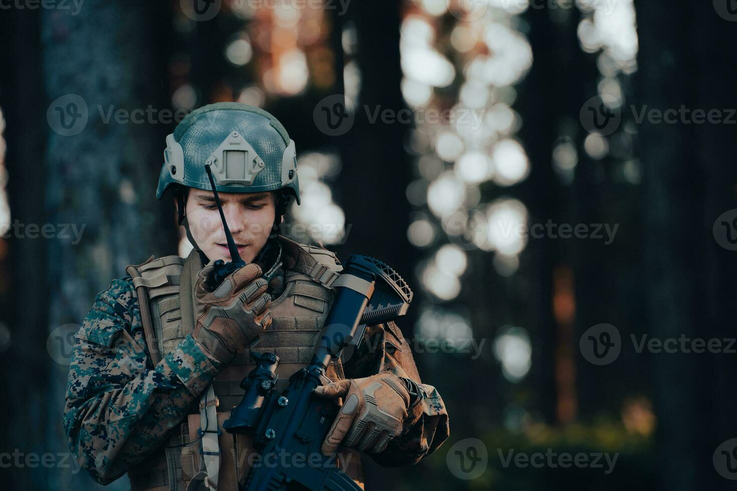 modern krigföring soldat befälhavare officer talande bärbar radio station och ge order delfältet trupp foto