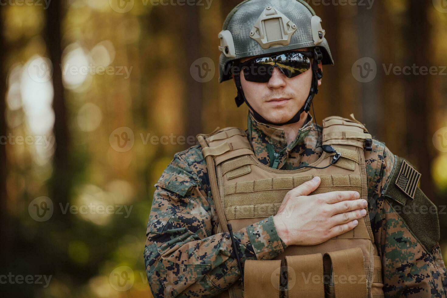 armén soldat svära med hand på hjärta foto