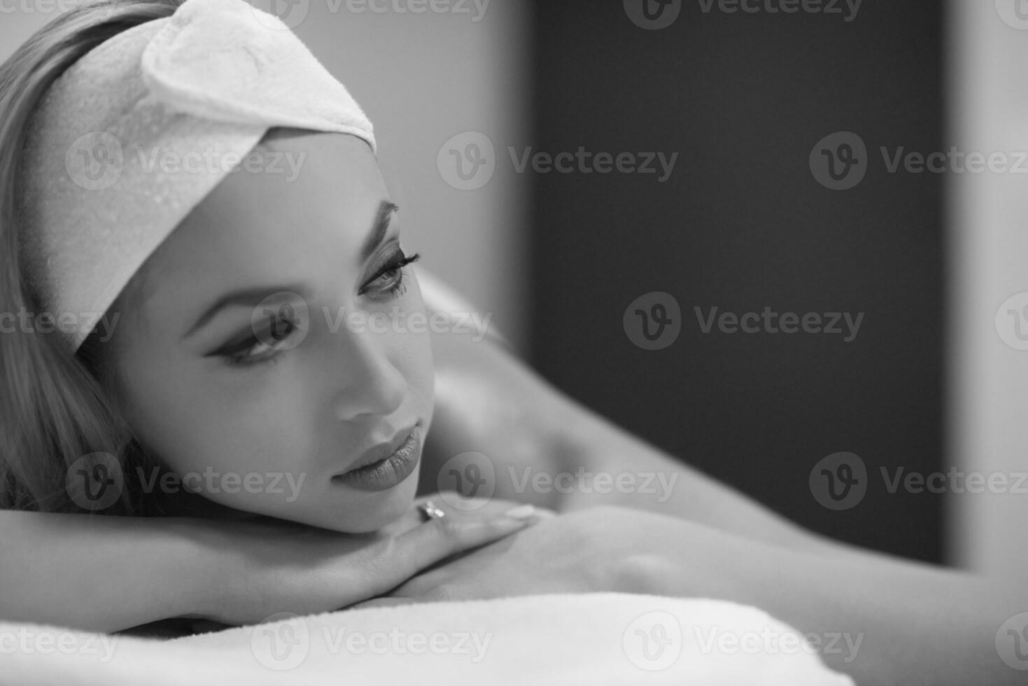 kvinna om på massage tabell foto