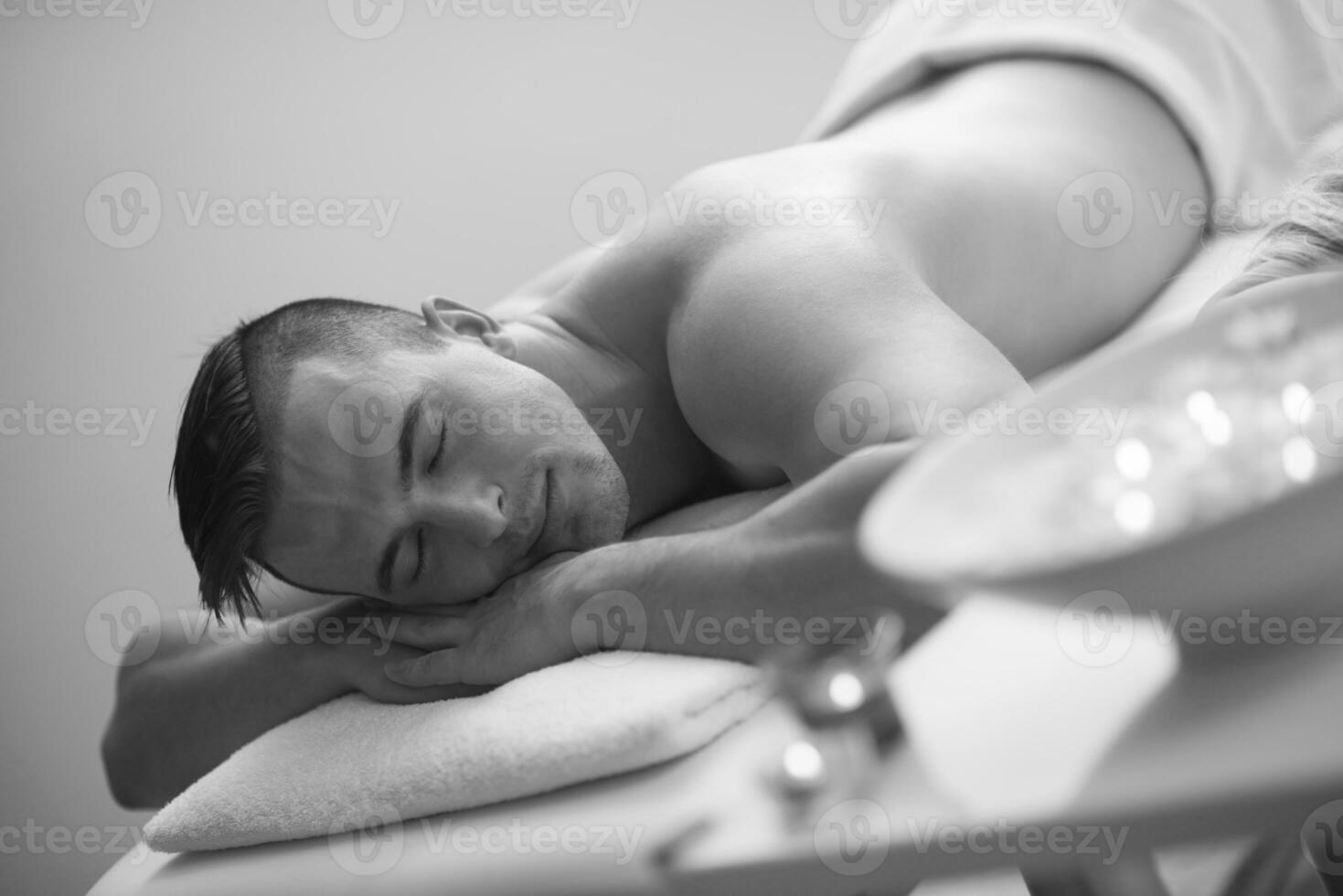 stilig man vilar i en spa massage Centrum foto
