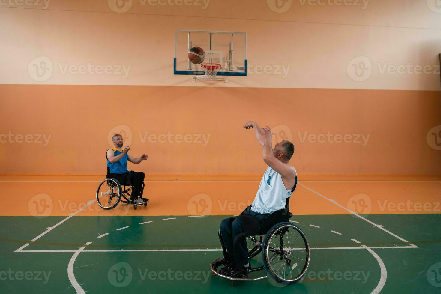 Inaktiverad krig veteraner i verkan medan spelar basketboll på en basketboll domstol med professionell sporter Utrustning för de Inaktiverad foto