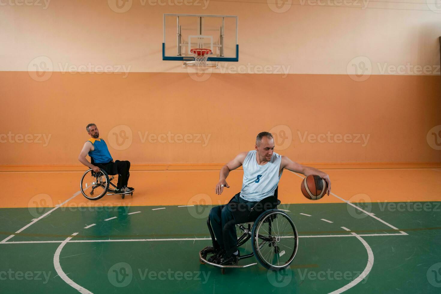 Inaktiverad krig veteraner i verkan medan spelar basketboll på en basketboll domstol med professionell sporter Utrustning för de Inaktiverad foto