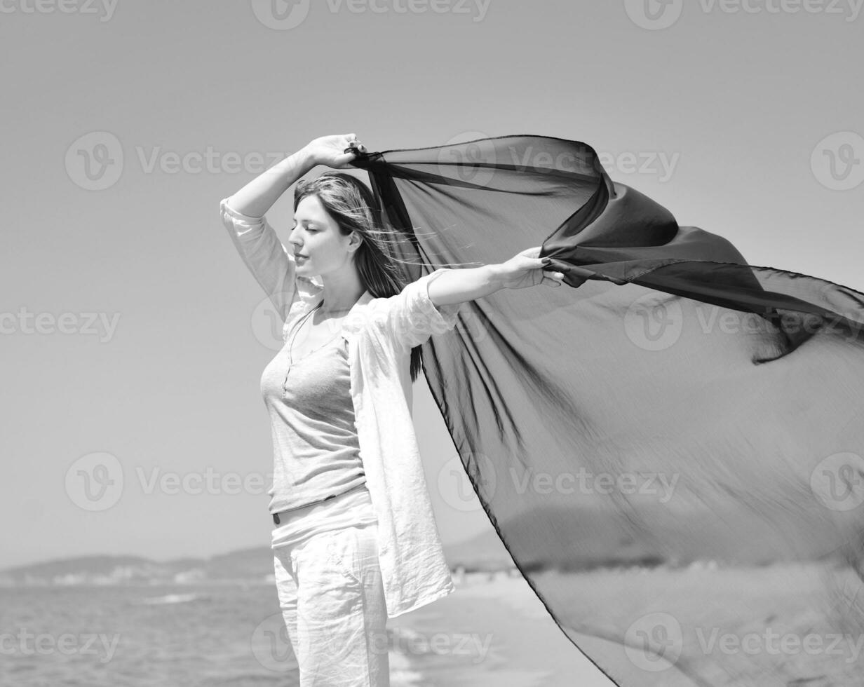 ung kvinna koppla av på strand foto