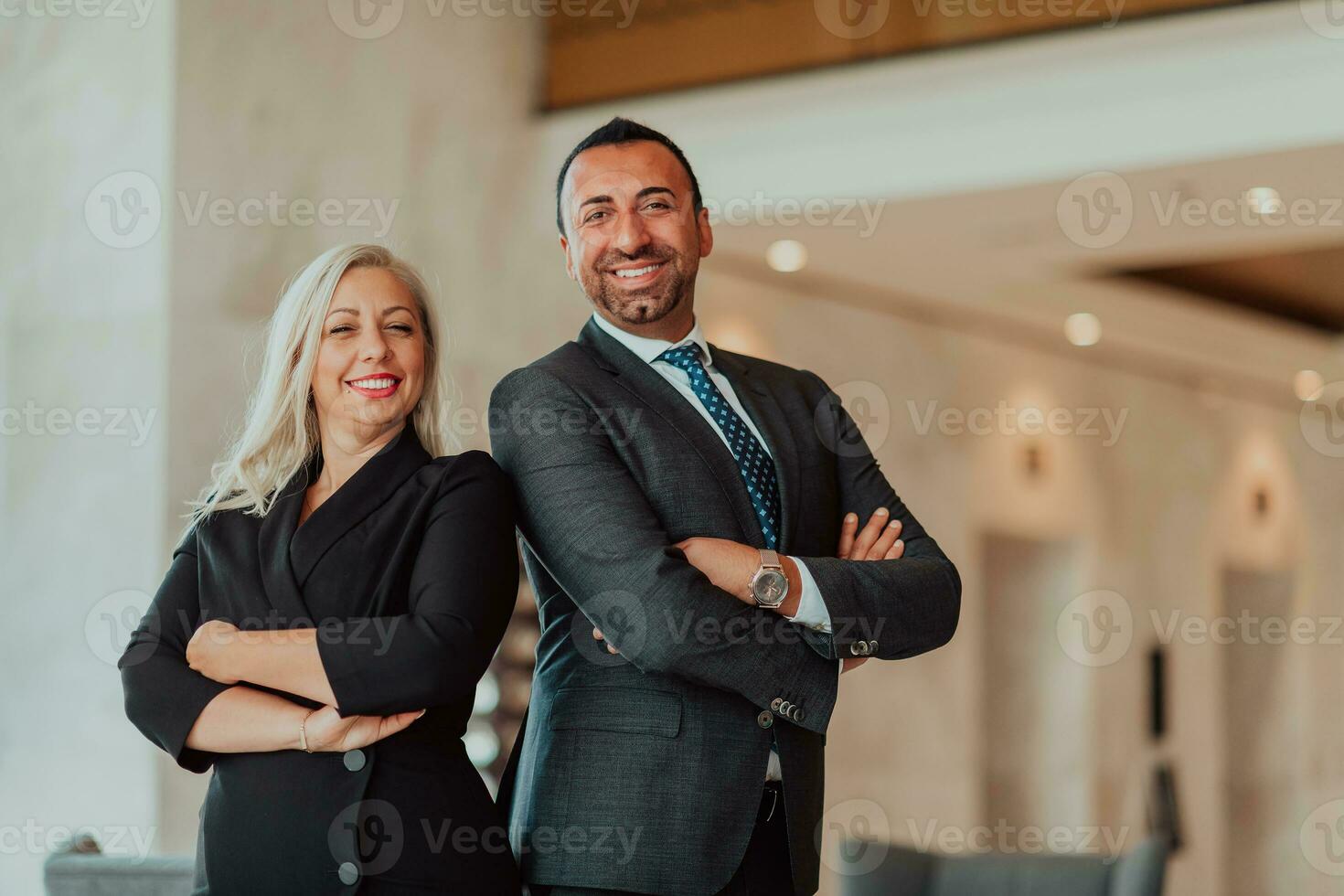 porträtt Foto av affärsman och affärskvinna med korsade vapen stående i modern företag. selektiv fokus