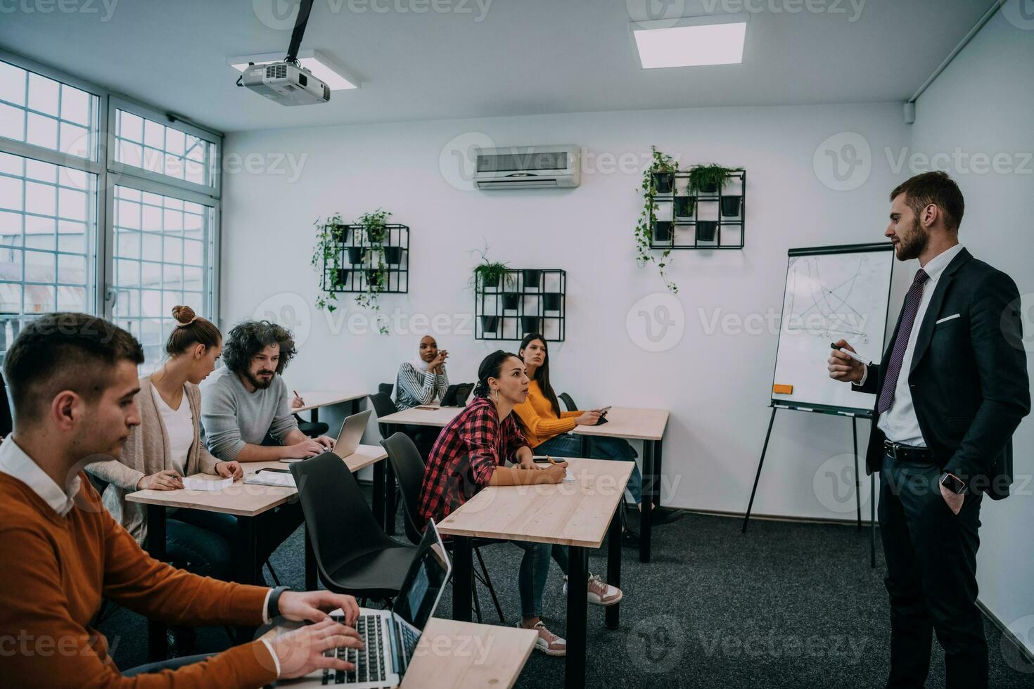 grupp av ung olika människor samlade in tillsammans har en arbete presentation på whiteboard foto