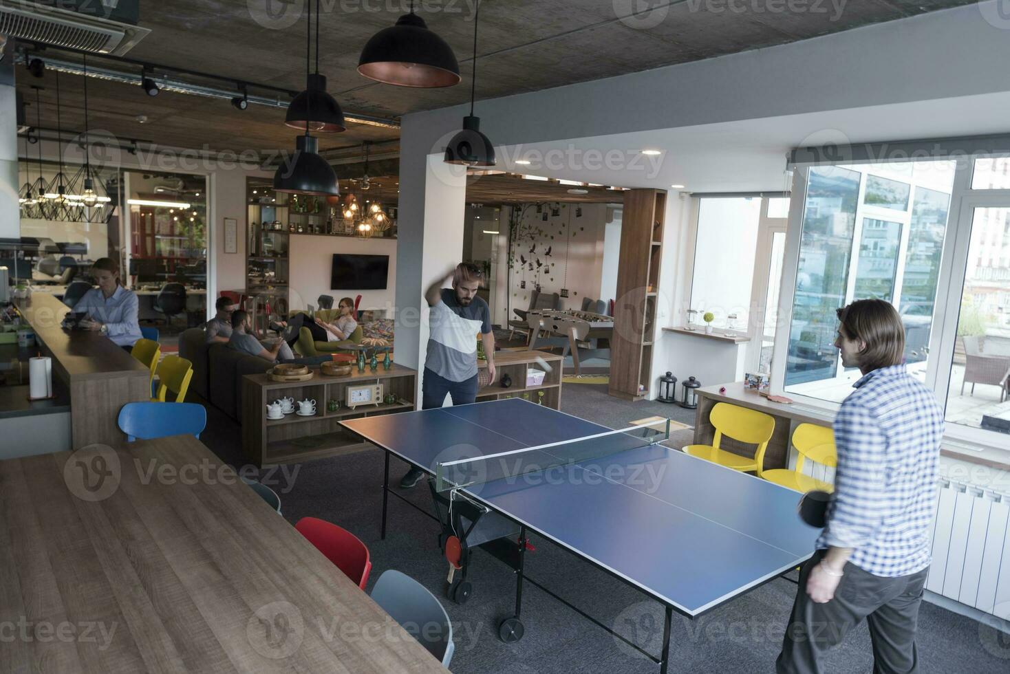 spelar ping pong tennis på kreativ kontor Plats foto