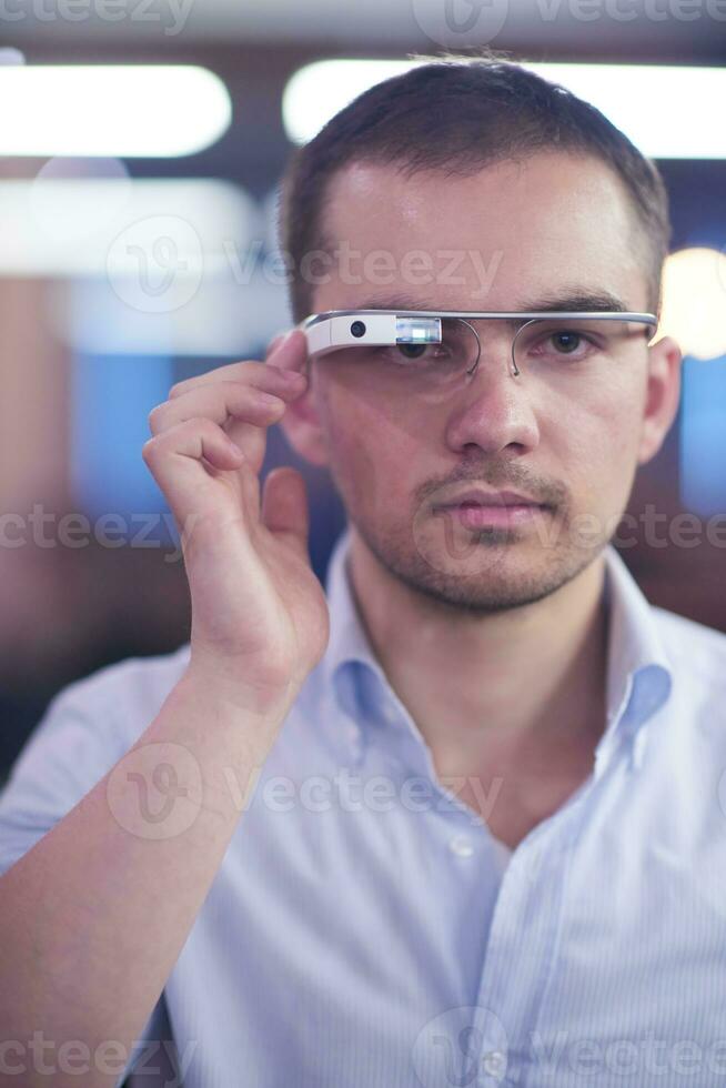 man använder sig av virtuell verklighet grej dator glasögon foto