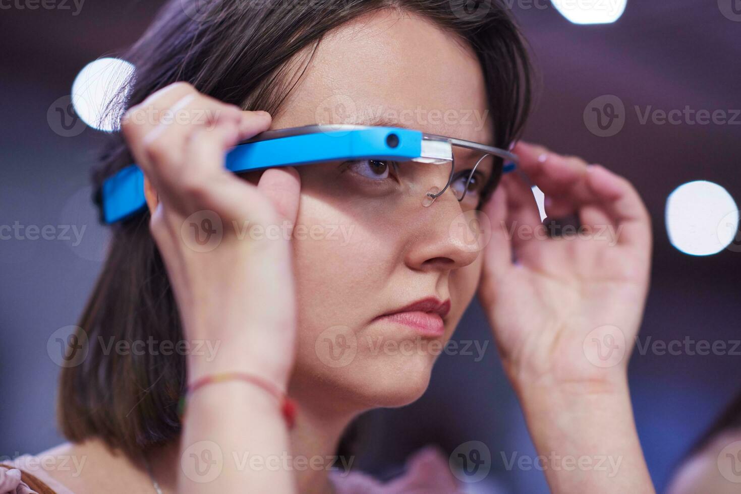 kvinna använder sig av virtuell verklighet grej dator glasögon foto