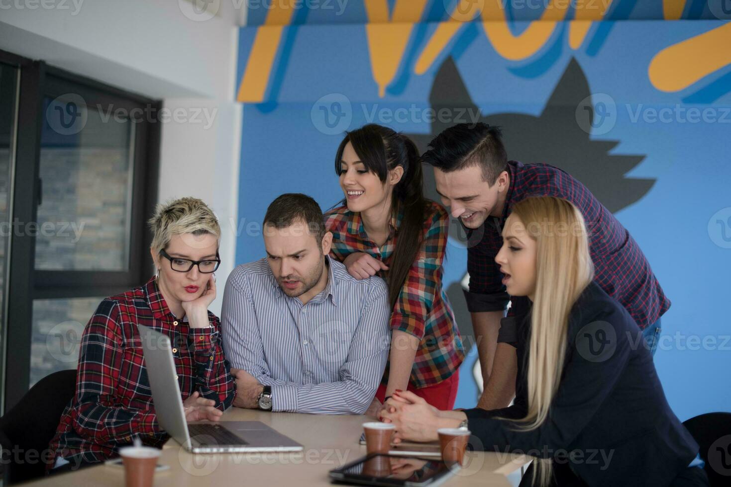 börja företag team på möte på modern kontor foto