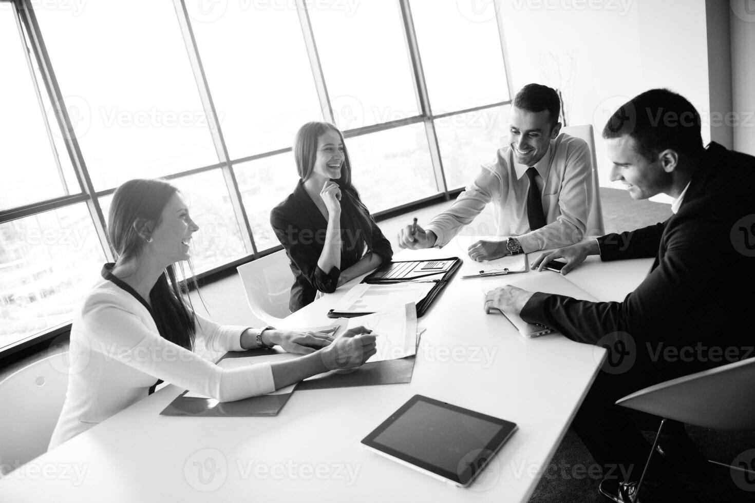 affärsmän i ett möte på kontoret foto