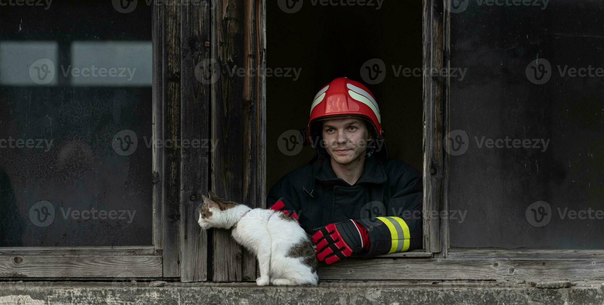 brandman hjälte bärande bebis flicka ut från brinnande byggnad område från brand incident. rädda människor från farlig plats foto