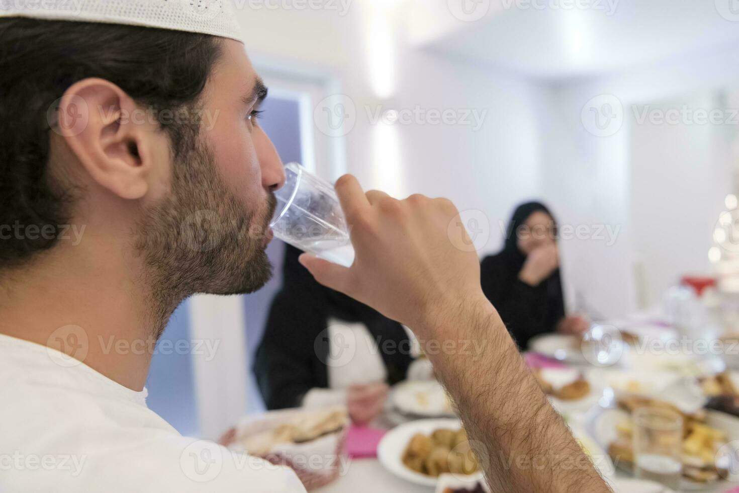 muslim familj framställning iftar dua till ha sönder fasta under ramadan. foto