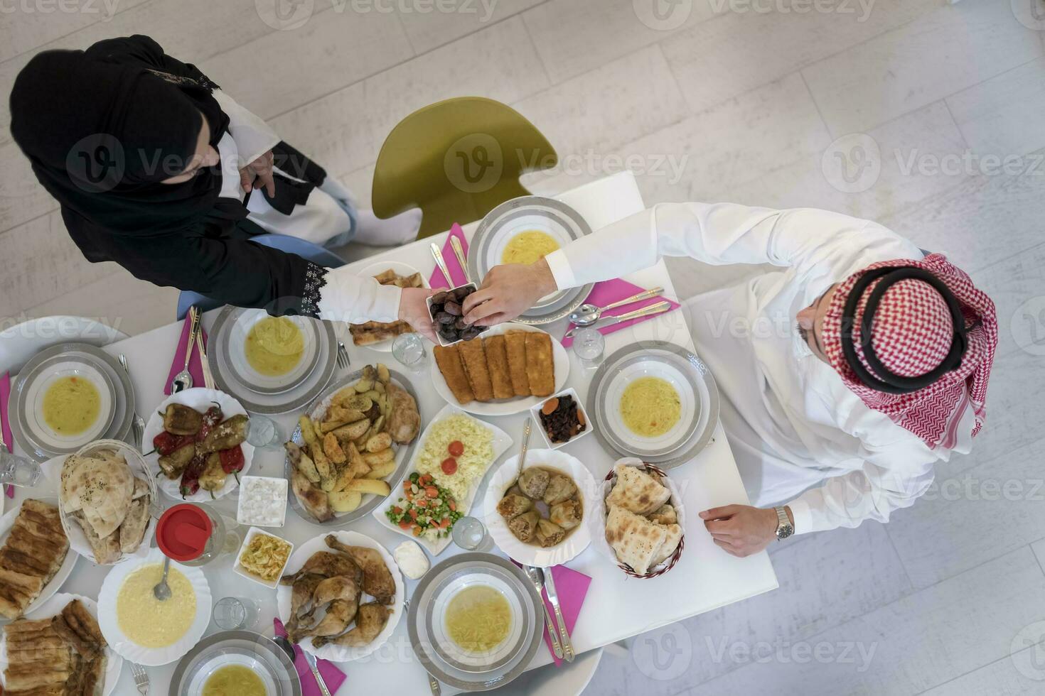 topp se av muslim familj har iftar under ramadan helig månad foto