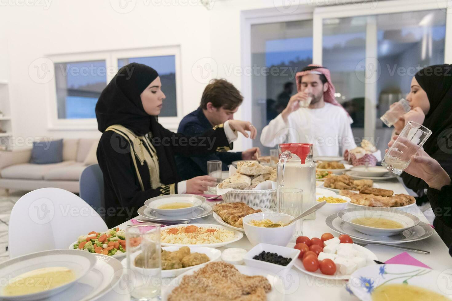 muslim familj framställning iftar dua till ha sönder fasta under ramadan. foto