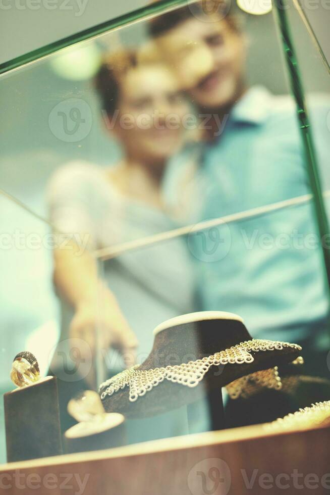 lyckliga unga par i smycken butik foto