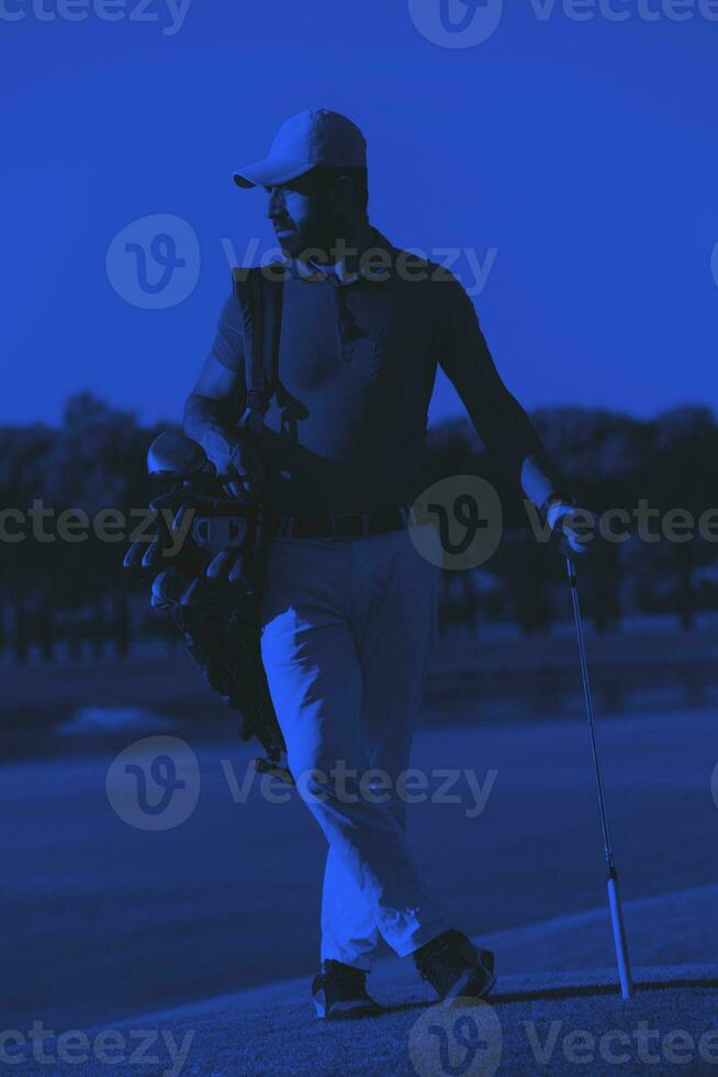 golfspelare porträtt på golf kurs foto