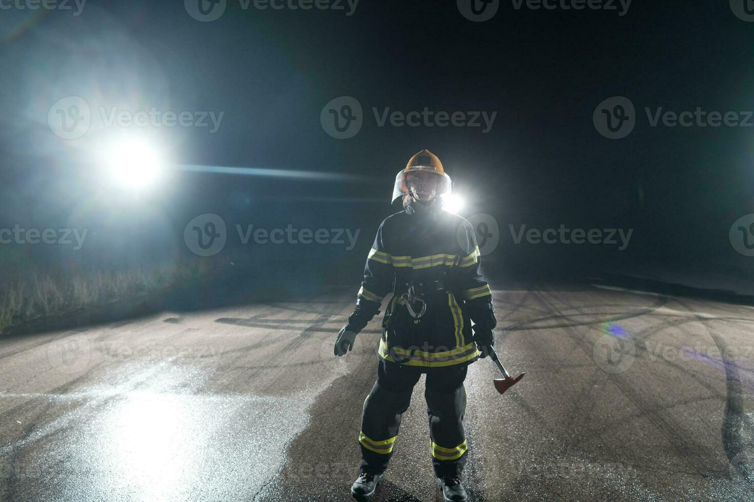 porträtt av en kvinna brandman stående och gående modig och optimistisk. foto