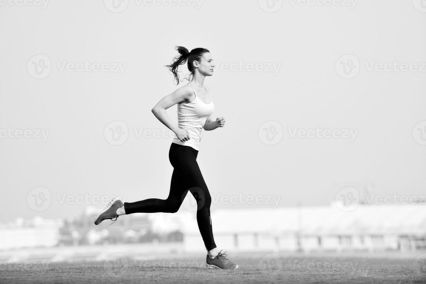 kvinna som joggar på morgonen foto