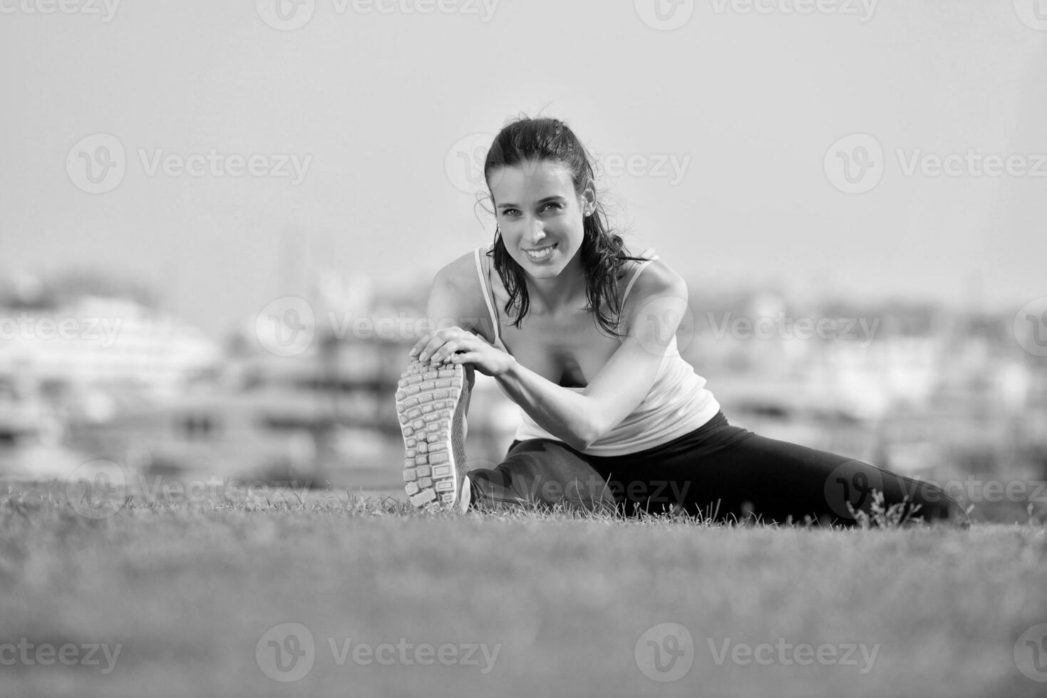 ung vacker kvinna som joggar på morgonen foto