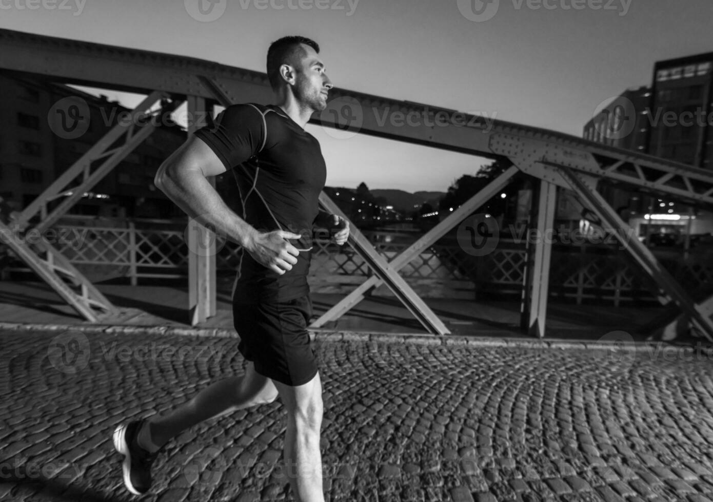 man joggar över bron i staden foto