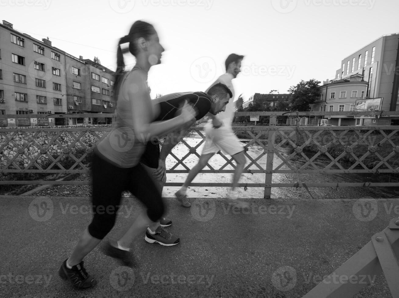 ungt par joggar över bron i staden foto