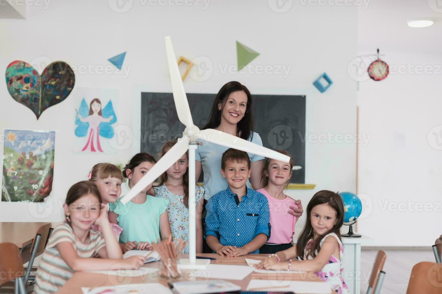 elementärt skola stam robotik klassrum olika grupp av barn byggnad och programmering väderkvarn ekologi robot begrepp. tillsammans talande och arbetssätt som en team. kreativ robotik teknik foto