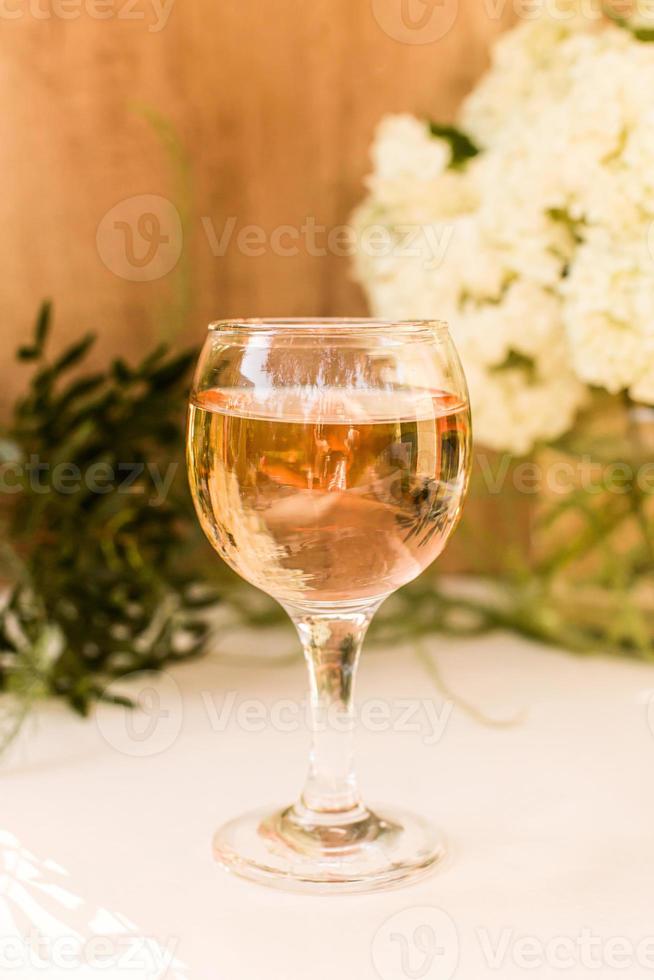 rosrosa vin i glas. flaska rosvin. prosecco. foto