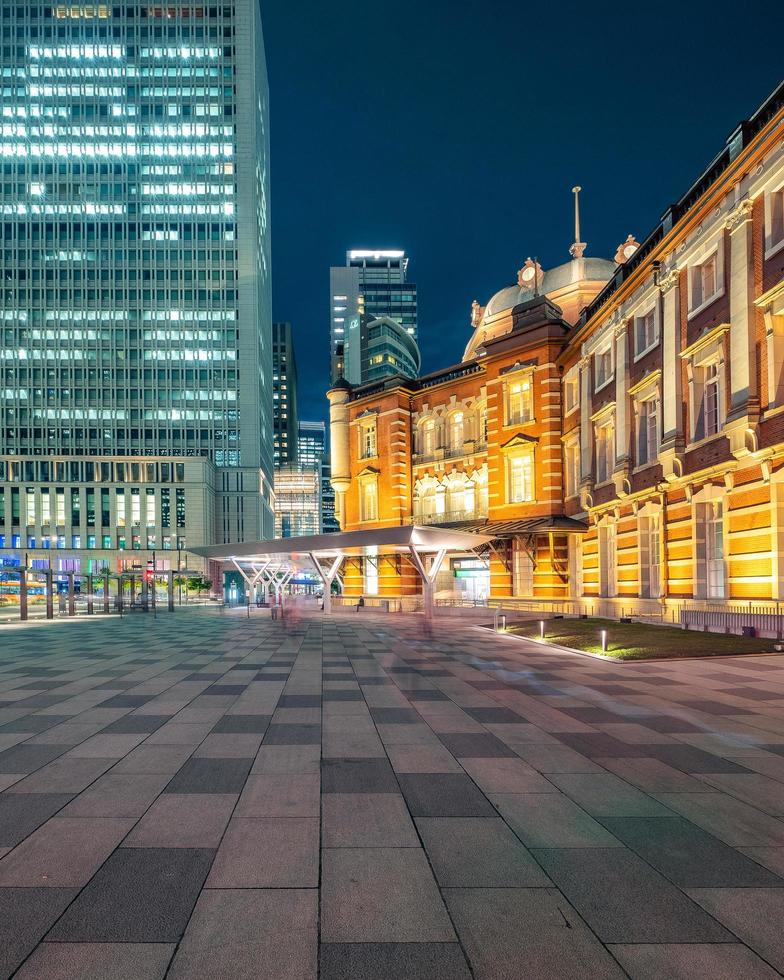 tokyo city skyline vid järnvägsstationen foto