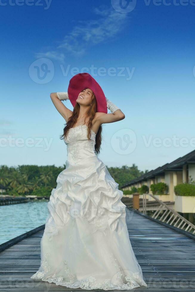 asiatisk brud på strand foto