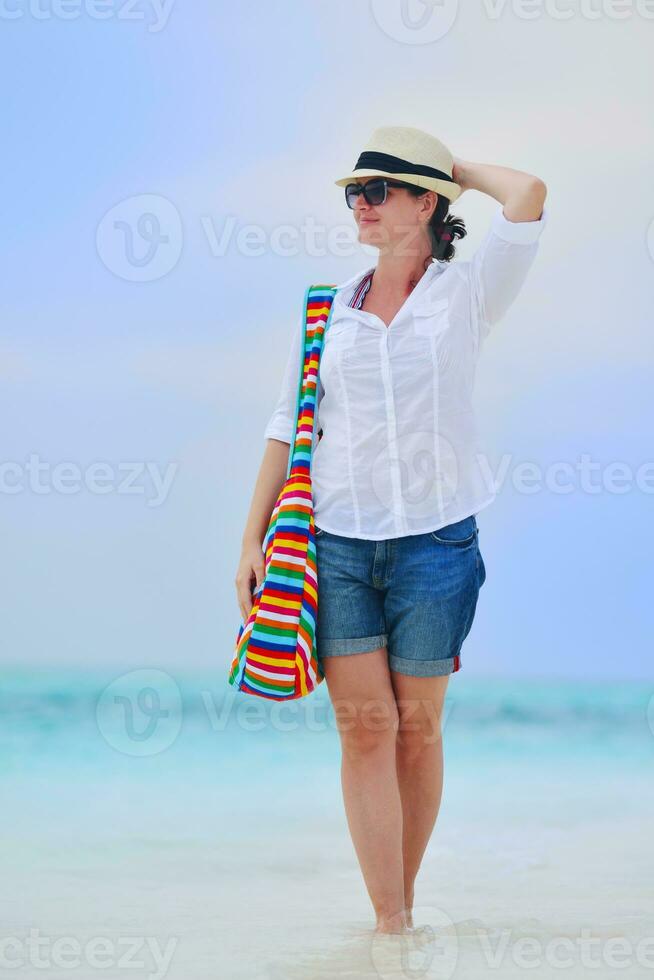 Lycklig kvinna njut av sommar semester foto
