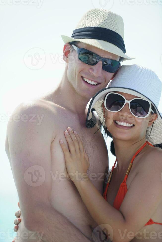 lyckliga unga par ha kul på stranden foto