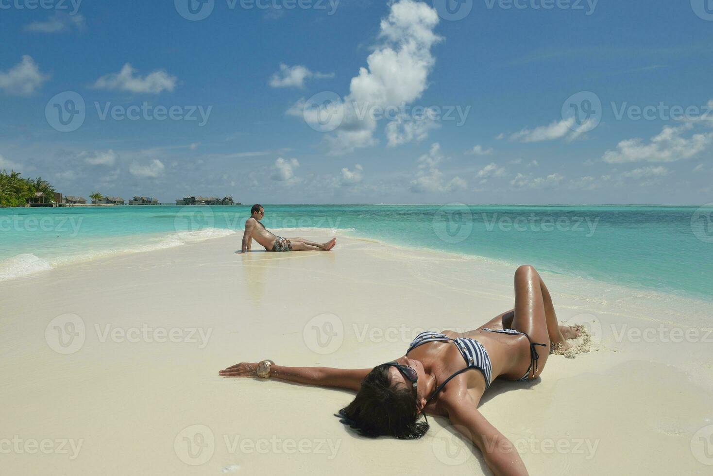 lyckliga unga par ha kul på stranden foto