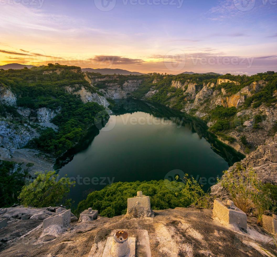 soluppgång vid grand canyon i chonburi, thailand. foto