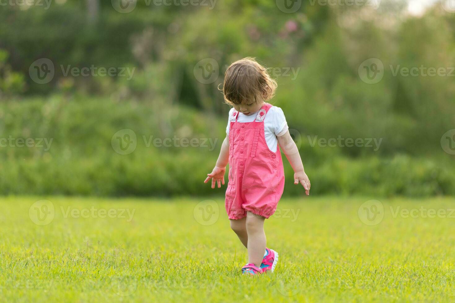 liten flicka utgifterna tid på bakgård foto