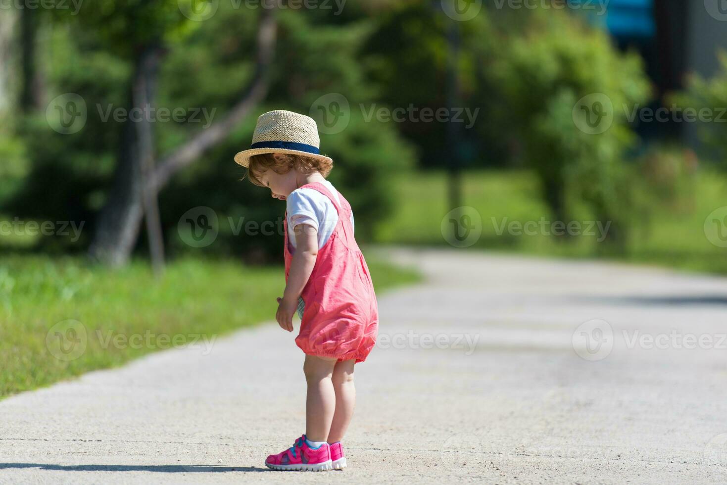 liten flicka springer i sommarparken foto